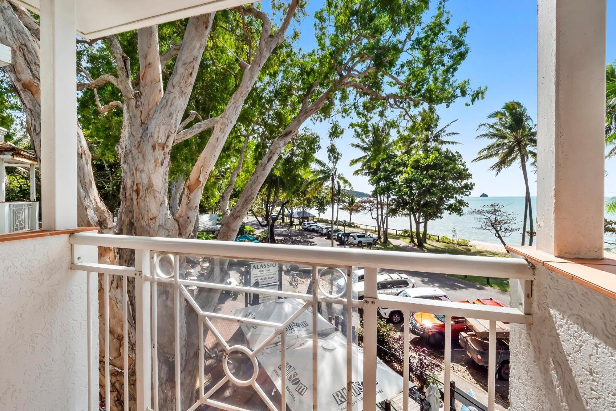 Alassio Beachfront Apartments Palm Cove Ruang foto