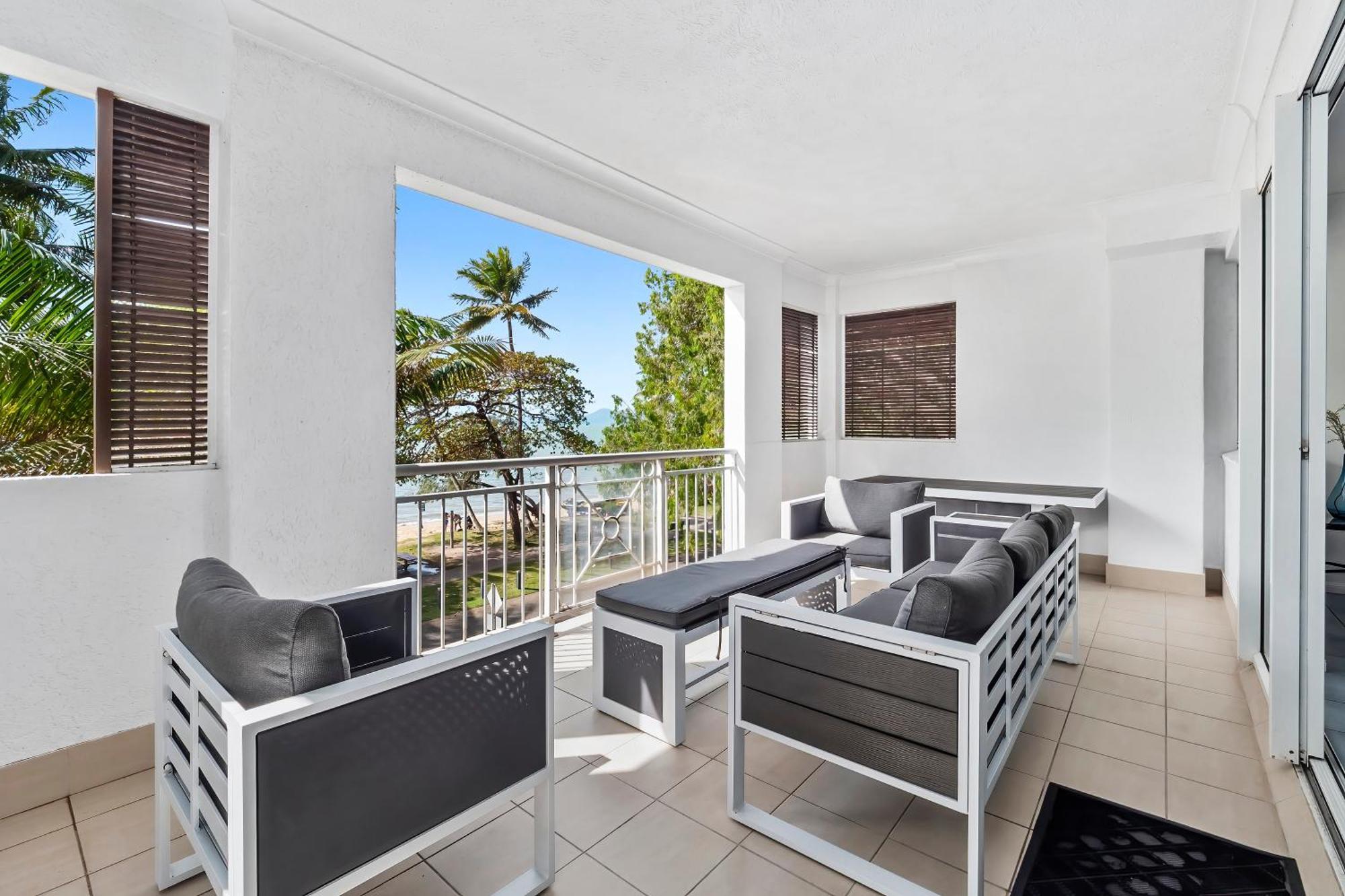 Alassio Beachfront Apartments Palm Cove Ruang foto
