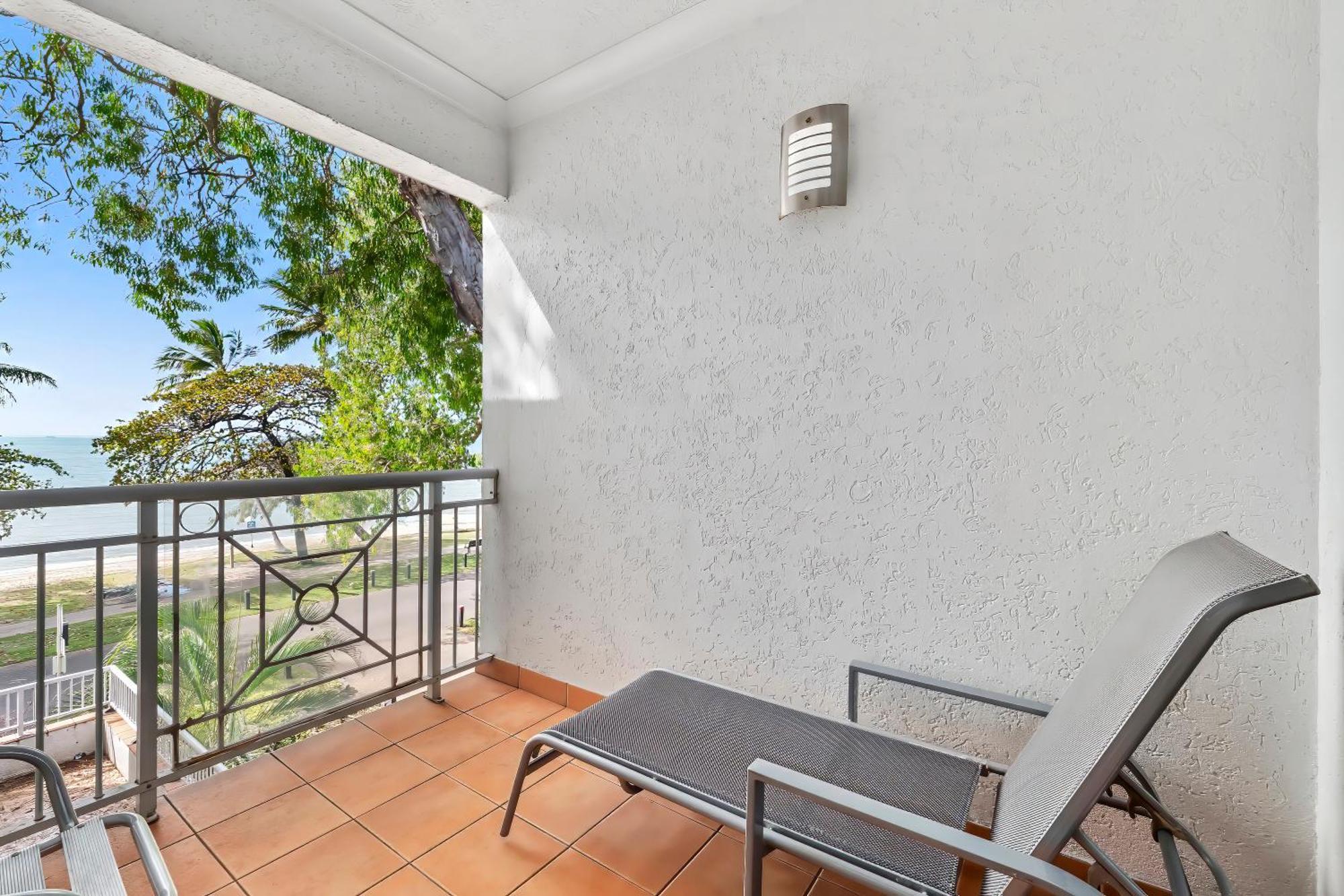 Alassio Beachfront Apartments Palm Cove Ruang foto